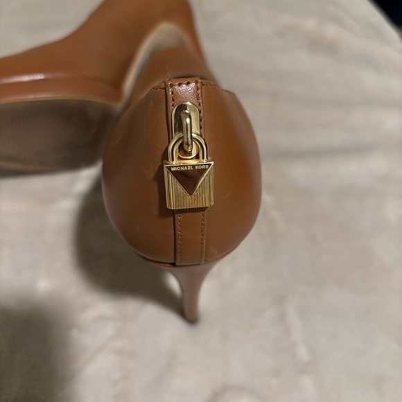 Michael Michael Kors Antoinette Luggage Padlock Leather Platform Pumps Size 7.5M - Picture 9 of 11